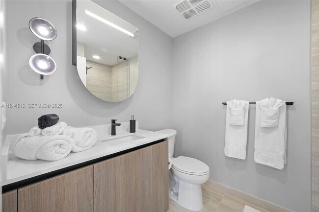 Building Photo - 580 72nd St