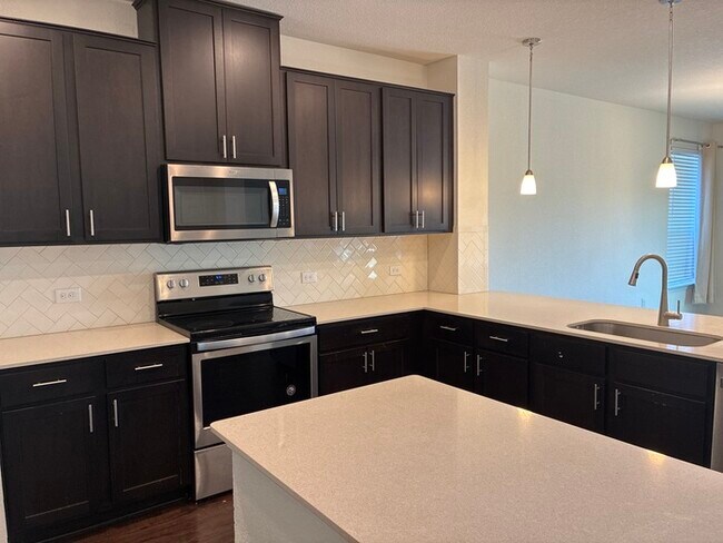 Building Photo - -=Get your second month’s rent FREE when y...