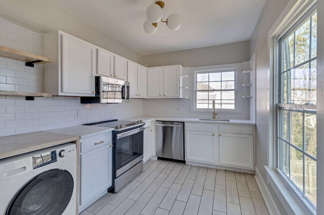 Building Photo - Charming Downtown Savannah Rental Property