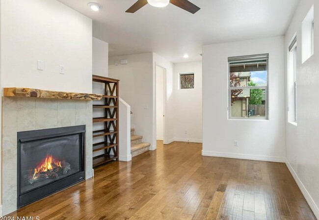 Building Photo - Beautiful 3 bed/2.5 bath HOUSE in Presidio...