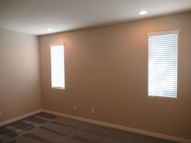 Building Photo - MOVE IN SPECIAL