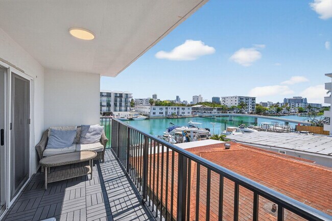 Building Photo - 8125 Crespi Blvd