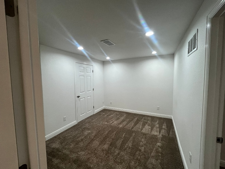 Building Photo - 102 Bayside Cir