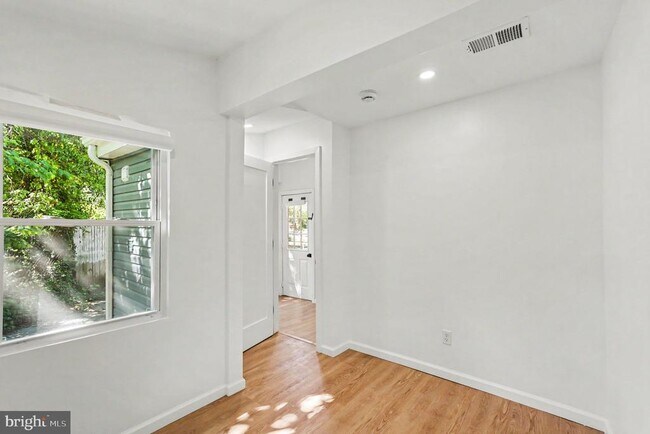 Building Photo - 3033 Barclay St