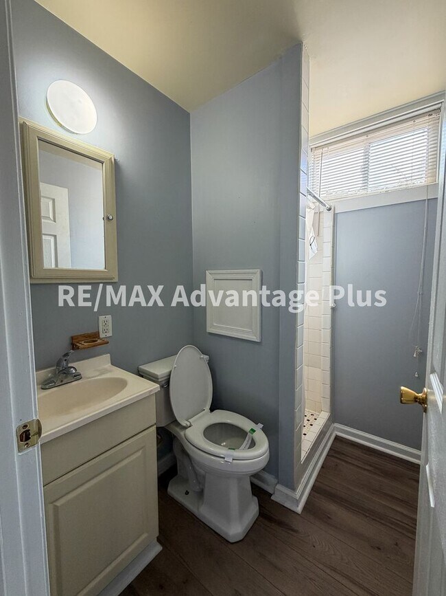 Building Photo - 400 S Main St