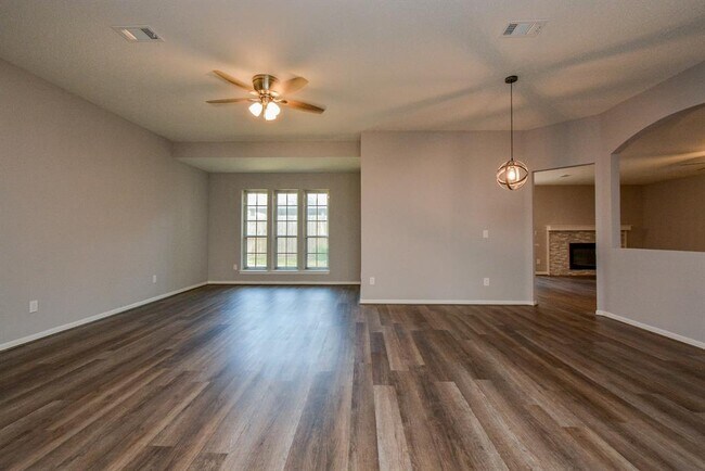 Building Photo - 10302 Tablerock Dr