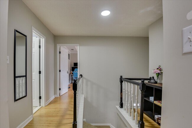 Building Photo - 4 bedroom 2.5 bath home on the water with ...