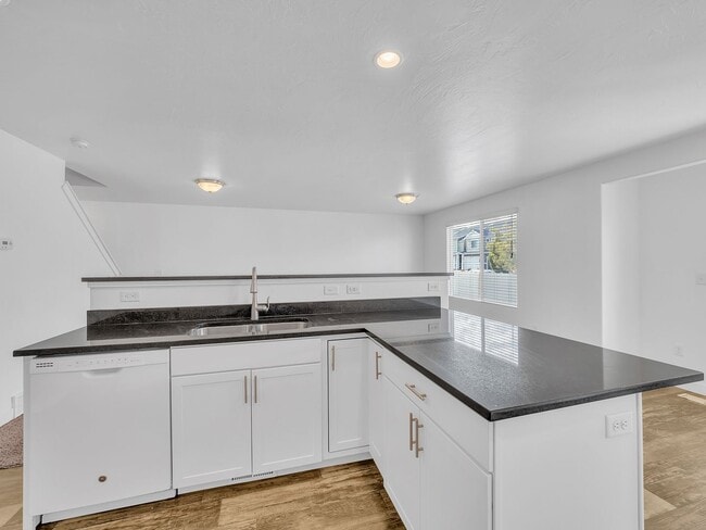 Building Photo - Beautiful 3-bedroom, 2-bath townhome