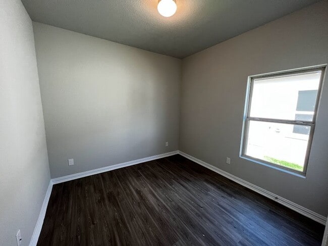 Building Photo - Spacious Single-Story Duplex with Upgraded Kitchen Appliances