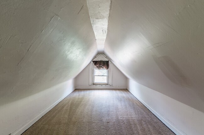 Building Photo - AVAILABLE AUGUST 2026 - Unique 3 Bedroom + den w/ Central AC in the South Side Slopes!