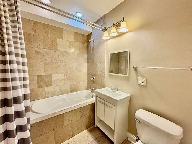 Building Photo - 3 Bedroom Apartment in Rogers Park