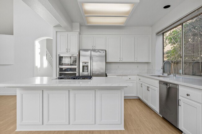 Building Photo - Spacious Vista Home