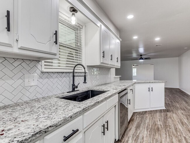 Building Photo - $300 0ff your move in for October 1st! All...