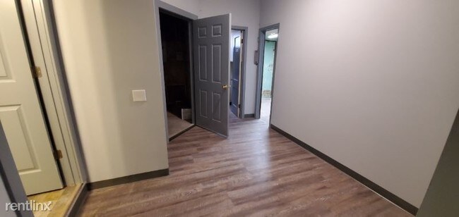 Building Photo - 2 br, 2 bath Apartment - 1318 W. 18th St. N.