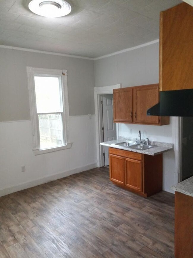 Building Photo - 2BR/1BA Section 8 Accepted