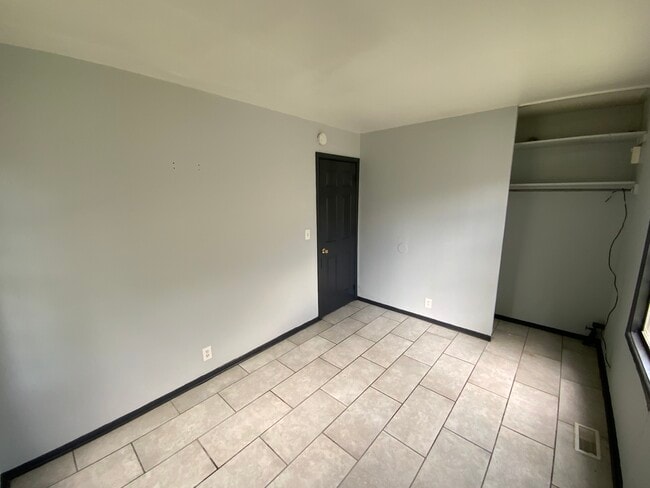 Building Photo - 905 Southmoor Dr
