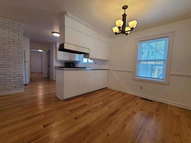 Building Photo - 547 Archer Ave