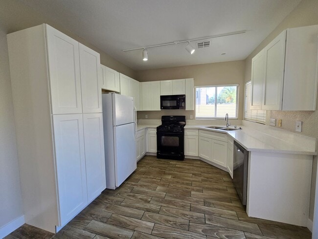 Building Photo - A Fabulous 5 Bedroom Home with 1 Bedroom and 3/4 Bathroom downstairs