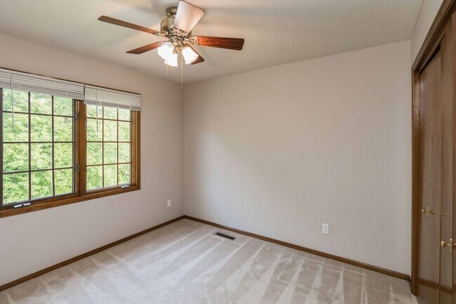 Building Photo - PRIVATE BACKYARD!! 4 Bedroom, 2.5 Bath Home in Urbandale