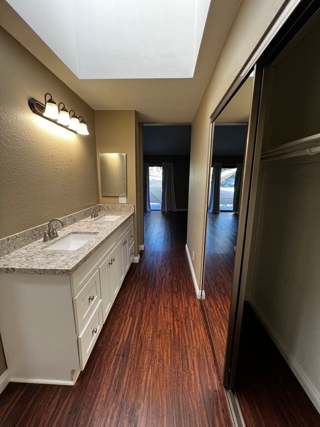 Building Photo - 2 Bedroom 3 Bath Condo for Rent in an Excellent Area of Fullerton