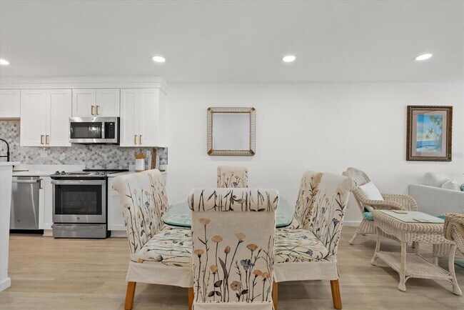 Building Photo - 255 The Esplanade N