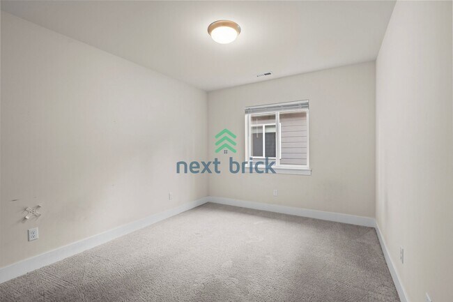 Building Photo - 5 BED & 2.5 BATH SINGLE FAMILY HOUSE FOR RENT