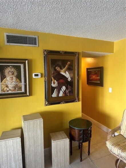 Building Photo - 720 Collins Ave