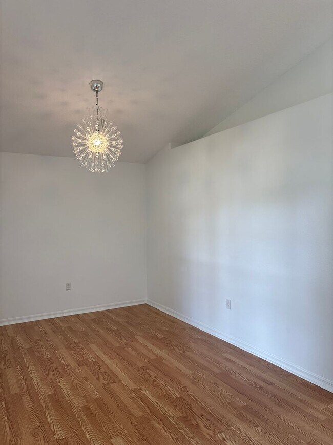 Building Photo - Spacious 4-Bedroom Pool Home in Indian Cre...