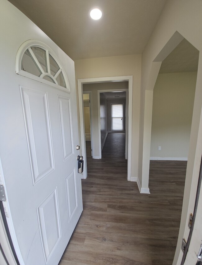 Building Photo - 5727 Lexington Dr