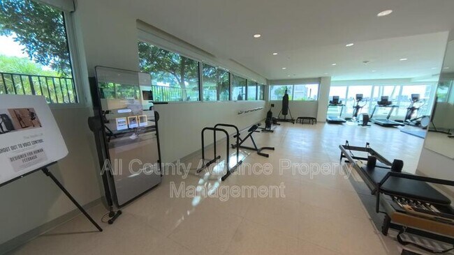 Building Photo - 920 N Osceola Ave