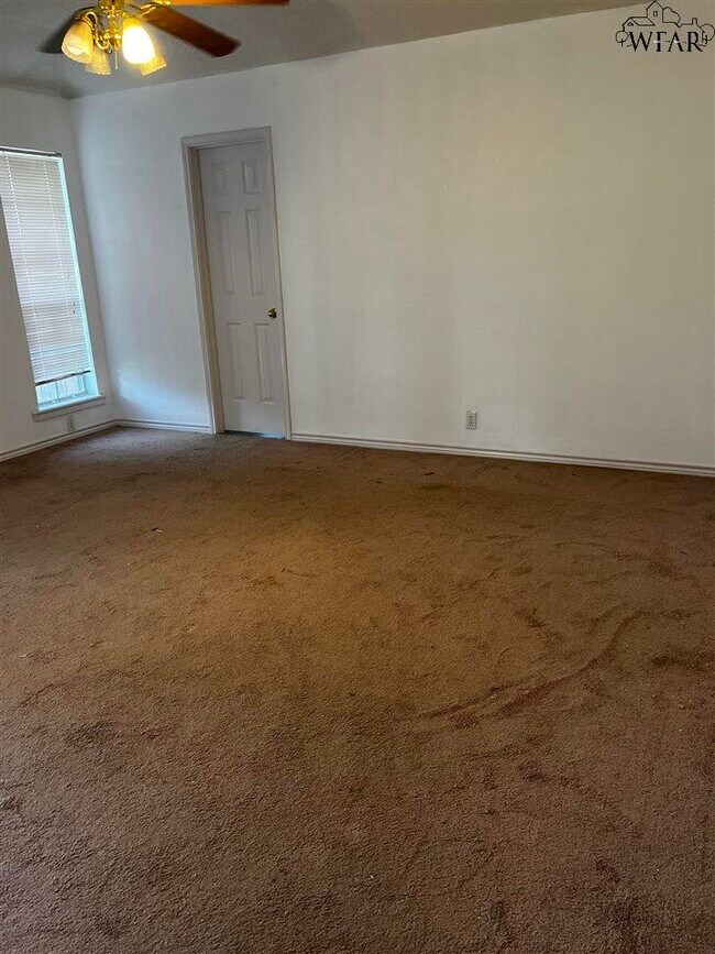 Building Photo - 902 Sugarbush Ln