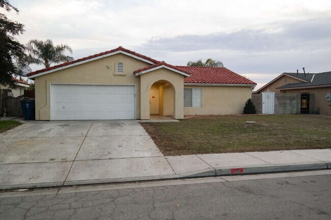Building Photo - Cute! 4 bedroom, 2 bath Home in Bakersfield