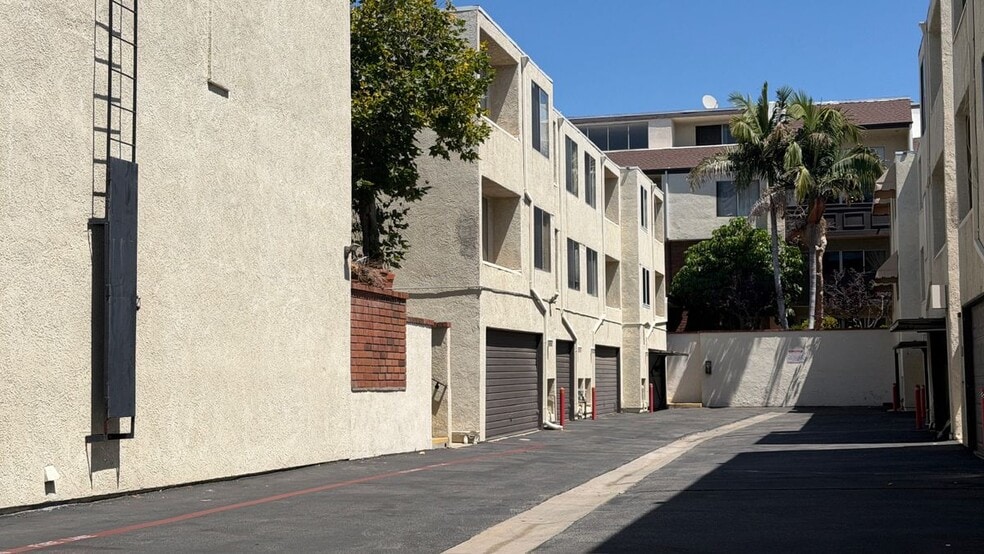 Building Photo - 5420 Lindley Ave