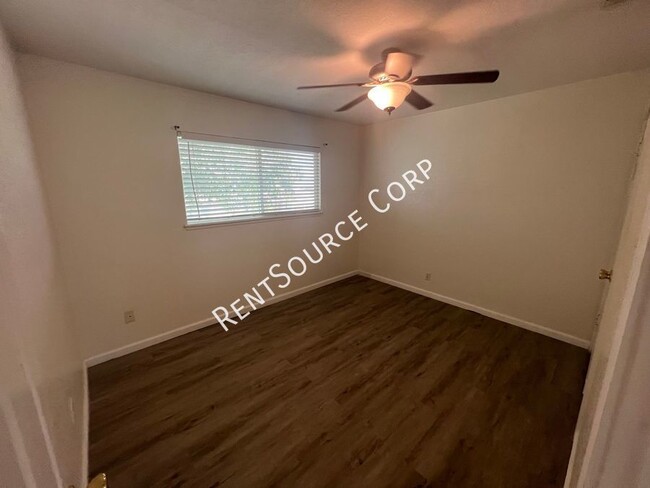 Building Photo - 2 Bedroom Duplex For Rent in Barstow