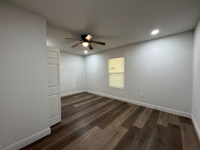 Building Photo - 148 Claire Ave