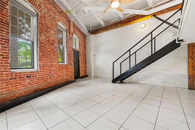 Building Photo - 644 Wells St SW
