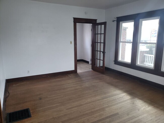 Building Photo - 4 bed/2 bath rental south of campus!