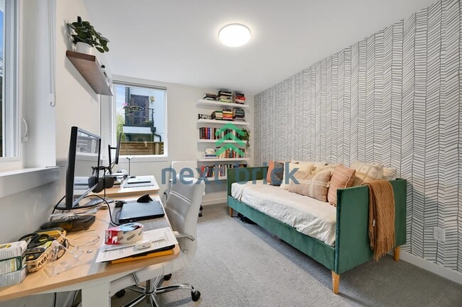 Building Photo - 2 BED & 2 BATH TOWNHOUSE FOR RENT