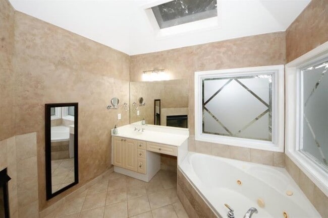 Building Photo - 1354 Brookhaven Village Cir NE