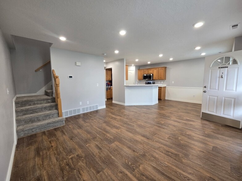 Building Photo - 802 Big Leaf Ct