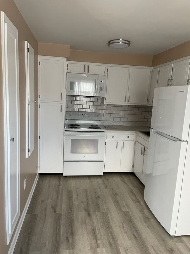 Building Photo - 2-Bedroom, 1-Bath