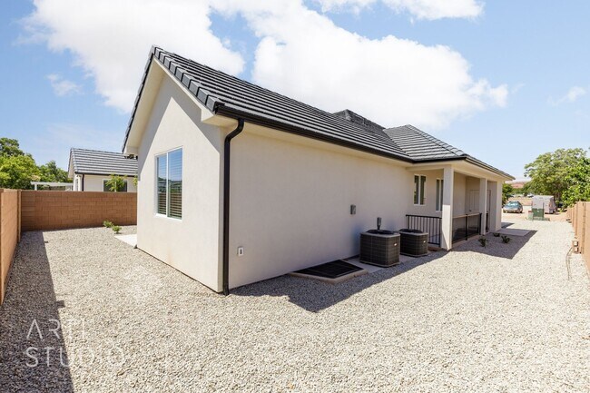 Building Photo - Brand New 3 Bed / 2 Bath Duplex – Modern L...