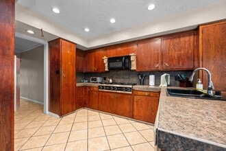 Building Photo - Spacious bedrooms!