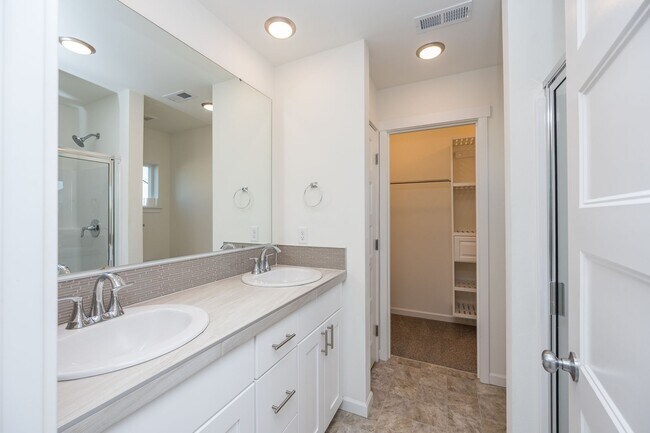 Building Photo - 3 Bedroom home in Yelm with Garage