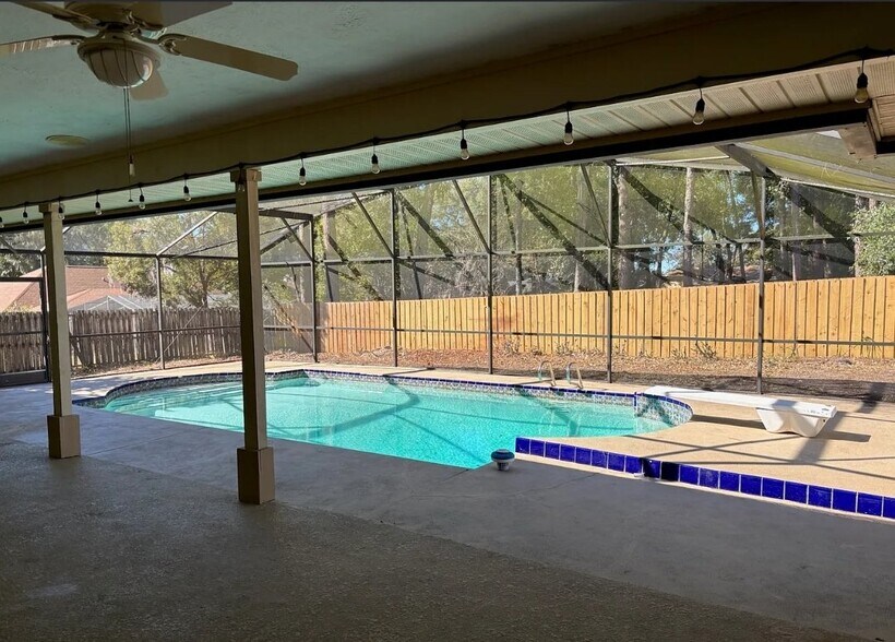 Building Photo - 2152 Palm Crest Dr