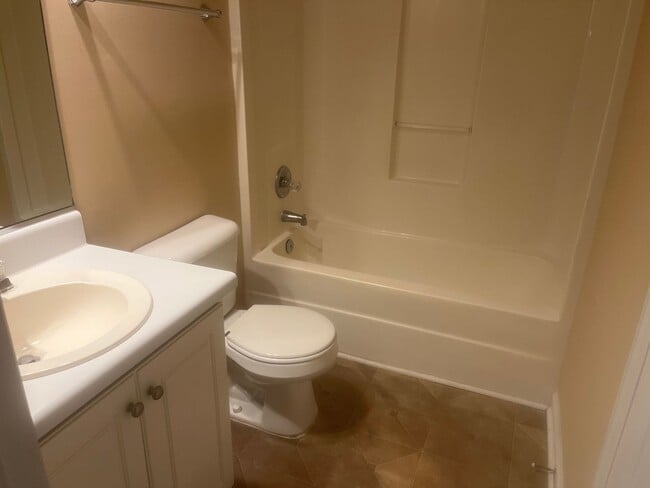 Building Photo - 2 Bed, 2 Bath Home