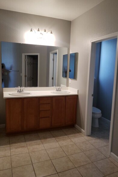 Building Photo - 353 Rosebriar Pl