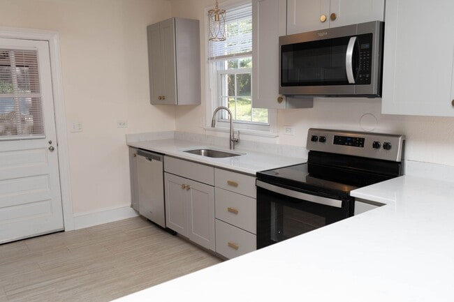 Building Photo - 3 Bedroom Home Located Near UVA