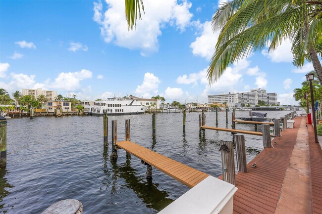 Building Photo - 815 Middle River Dr