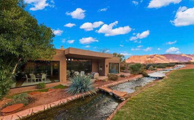 Building Photo - 2410 W Entrada Trl
